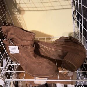 American Eagle tan pull-on velvety booties with strappy accents, NWT, 10